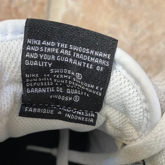 Nike Classic White and Black Trainers - Picture 6 of 8